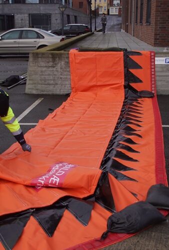 Temporary flood barriers